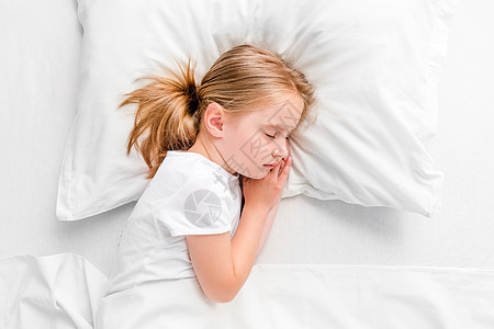 女孩睡在白床上白色女儿玩具孩子休息头发微笑童年唤醒图片