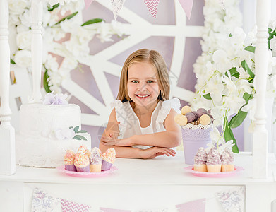 小姑娘在糖果棒里 拿着甜蛋糕美食家盘子蛋糕美食奶油食物糖果糖果条风格照片图片