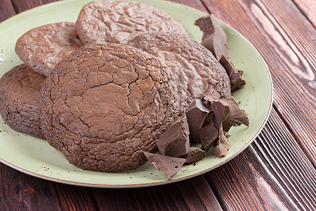木制桌上的巧克力燕麦饼干焙烤糕点甜食甜点食品棕色食物小吃图片