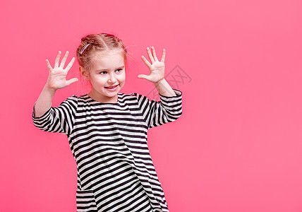 金发小女孩露出手掌喜悦女孩头发童年孩子婴儿手势粉色情感快乐图片