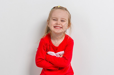 穿着红色毛衣的可爱笑笑女孩套衫快乐婴儿女孩女儿喜悦衣服眼睛童年微笑图片