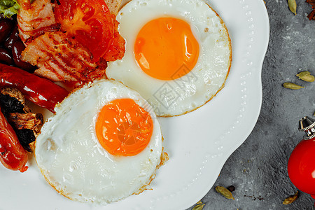 用培根 香肠和烤豆煎早餐桌子橙子豆子面包食物美食咖啡午餐猪肉蛋黄图片