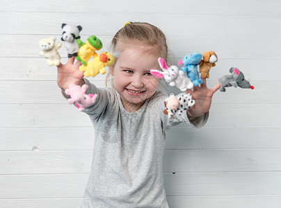 她手上拿着娃娃木偶的女孩动物兔子孩子玩具玩物展示微笑艺术乐趣童年图片