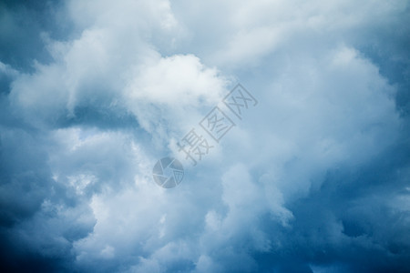 雨前的黑暗风暴云 自然背景力量云景气氛环境蓝色空气季节危险风暴天堂图片