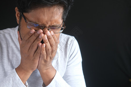 生病的人有流感过敏喷嚏和吹鼻涕感染发烧跑步呼吸疼痛症状喷嚏疾病过敏鼻子图片