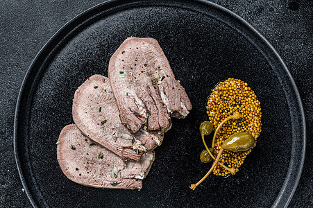 猪排煮的舌头切片在盘子上 黑色背景猪肉迷迭香白色美食百里香食物午餐烹饪牛肉内脏图片