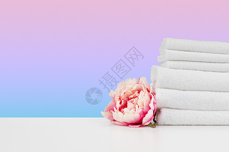白桌上用彩色背景堆放干净的毛巾织物纺织品蓝色衣服产品抹布棉布沙滩房子卫生图片