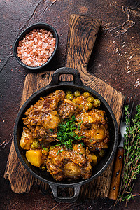 牛肉牛尾鱼汤 锅里有葡萄酒和蔬菜 深色背景 顶层视图食谱乡村肉汤食物盘子土豆午餐英语美食厨房图片