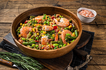 食物菜单 维冈食品 健康沙拉 配有quinoa 蔬菜和 木质背景图片