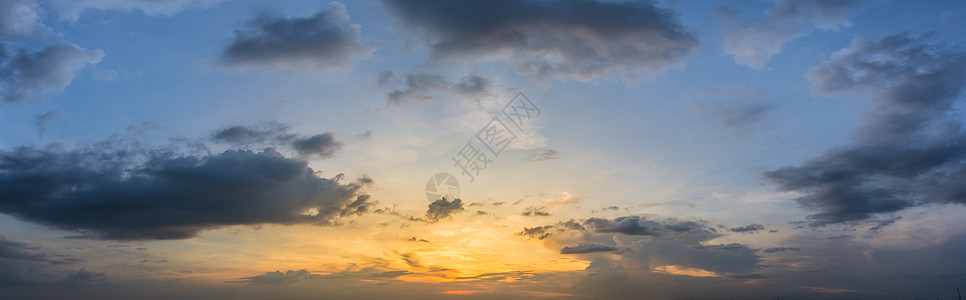 美丽的天空在夜晚的全景中阳光地平线蓝色日落戏剧性天气晴天日出太阳图片