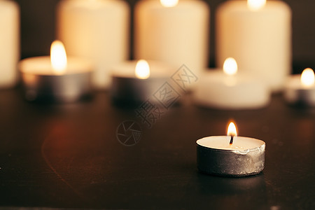 黑夜燃烧的蜡烛 黑暗中燃烧的白色蜡烛灵魂精神烧伤教会宏观宗教浪漫房间辉光烛光图片