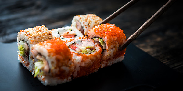 日本寿司宣传单用筷子特写寿司卷海鲜蟹棒盘子托盘套餐寿司餐厅美味小吃午餐背景