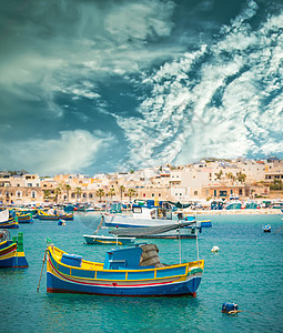 Marsaxlokk村附近渔船村庄绳索蓝色旅行港口市场传统钓鱼建筑物文化图片