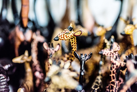 非洲跳蚤市场木雕玩具传统销售店铺动物工艺纪念品木制品礼物文化艺术图片