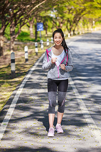 在公园中运行的健身妇女女士树木训练慢跑者赛跑者女孩运动运动装成人女性图片