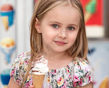 带冰淇淋的小女孩青年孩子香草女孩嘴唇甜点食物乐趣胡扯快乐图片