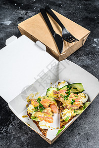 带走带三明治的食品纸盒 黑色背景 顶层视图塑料午餐盒子菜单饭盒美食服务沙拉餐厅食物图片
