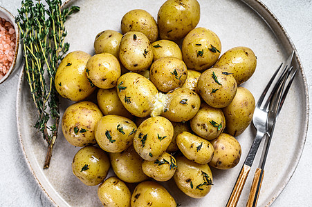 新鲜自制的土豆 有百孔 白色背景 顶层风景食物午餐厨房沸腾蔬菜盘子烹饪黄油黄色图片