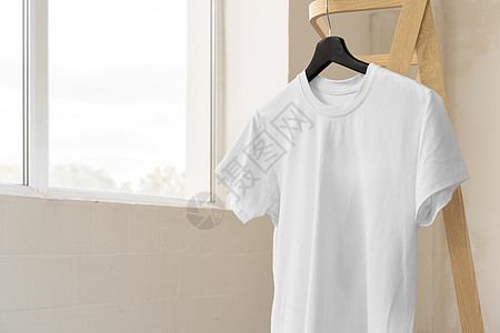 衣架上白色白棉T恤衫 设计用营销纺织品嘲笑织物店铺休闲装广告零售空白销售图片