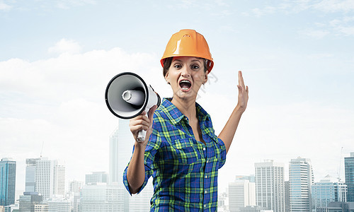 戴头盔的言语女性用扩音器喊叫安全建筑学喇叭生产公告销售商业安全帽建设者女士图片