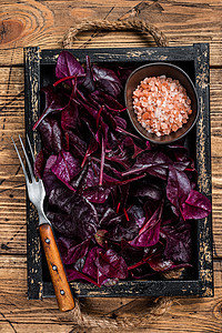 木质托盘 木本底的红色沙拉叶 顶部视图黑色紫色饮食营养沙拉植物红宝石食物叶子农业图片