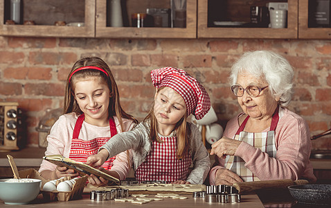 外婆和孙女的外祖母女士妈妈按摩祖母烹饪家庭糕点帮手母亲蛋糕图片