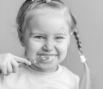 小女孩在刷牙 笑着微笑图片