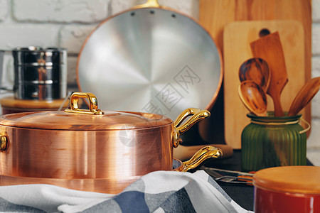 木制厨房用具密闭的铜瓷器工具餐具金属收藏遗产架子盘子厨具钢包铜器图片