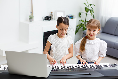 钢琴女孩的家庭音乐课 在隔离期间为孩子在家活动的想法 音乐理念竞赛美女创造力乐趣幼儿园后代天才相机童年艺术图片