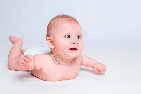 白色背景的可爱女婴毯子童年孩子护理小路皮肤女孩微笑婴儿期新生图片