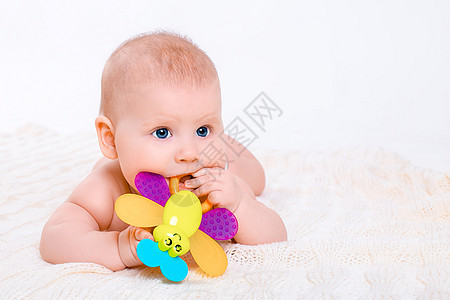白色背景的可爱女婴尿布新生婴儿期皮肤护理儿童玩具孩子们微笑毯子图片