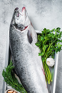 带草药的托盘中全鱼 白色背景 顶端视图鱼片海鲜海洋饮食黑色食物营养美食木板烹饪图片