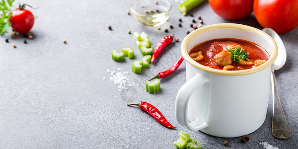 土制番茄汤餐厅奶油盘子香料香菜用餐蔬菜芹菜静物杯子图片