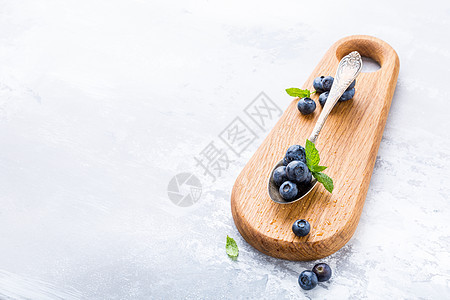 新鲜的蓝莓 用旧汤匙制成收成蓝色桌子浆果甜点植物饮食勺子薄荷小吃图片
