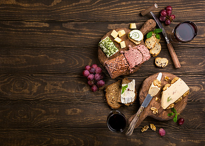 木制板上各种奶酪桌子面包美食自助餐乡村熟食食物小吃水果木板图片