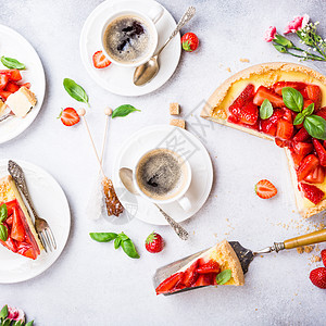 平铺草莓芝士蛋糕水果奶油咖啡糕点桌子食物盘子午餐馅饼早餐图片