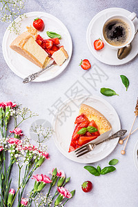 平铺草莓芝士蛋糕烹饪糕点午餐盘子浆果咖啡甜点早餐馅饼杯子图片