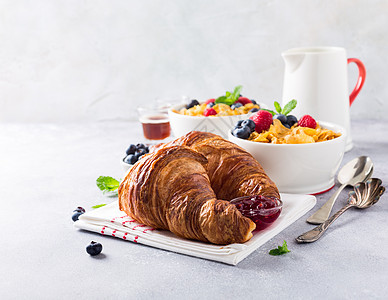 与羊角面包一起健康早餐包子水壶食物桌子营养活力食谱水果谷物糕点图片