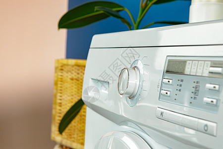 浴室的洗衣机贴近了车辆家庭工作技术金属衣服卫生电气圆圈车削图片