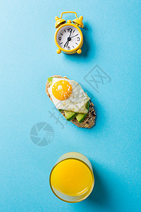 健康三明治 配有新鲜的鳄梨和炸蛋健康食物乡村木板高架盘子饮食晴天鹌鹑橙子图片