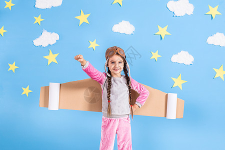 身着宇航员服装的小女孩正在玩耍 梦想成为一名太空人 (笑声)图片