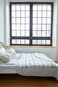 现代公寓中最简式的轻型卧室日光住宅格子装设阁楼天花板窗台木材窗户床头图片