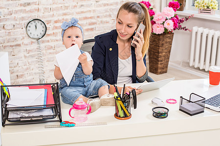 家族企业  远程办公的女商务人士和有孩子的母亲正在打电话妈妈女性办公室婴儿乐趣家庭商业女士学习笔记本图片