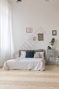 白色和灰色舒适卧室内部床头房子装饰床罩路牌枕头住宅家具用品床单图片