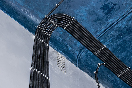 工业电缆电源连接和绝缘电线安装在墙上的电线房间工作住宅技术接线天花板软管导管电工房子图片