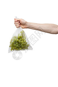 手握的聚乙烯袋 在白色上被孤立 男子拿着一包新鲜葡萄蔬菜健康男性食物粮食水果购物送货服务杂货店图片