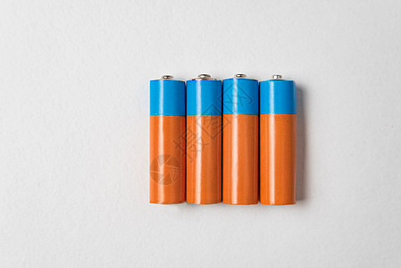 白色背景的四AA碱性电池 个人电源的主要电池 (单位 美元)图片