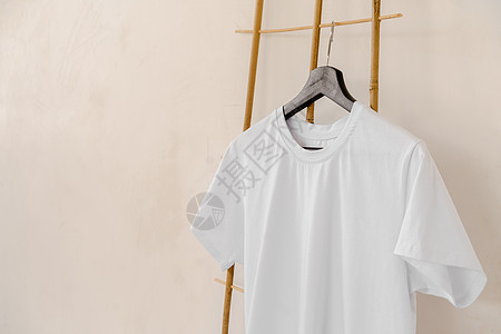 衣架上白色白棉T恤衫 设计用衣服棉布纺织品工作室嘲笑销售零售空白小样店铺图片