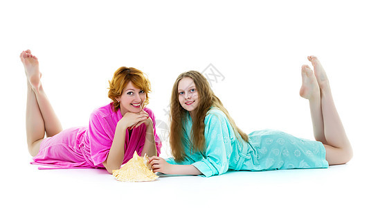 穿着浴袍的女儿和母亲在工作室里摆姿势家庭女孩衣服孩子卫生父母闲暇淋浴洗澡女性图片