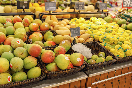 在超级超市柜台将新鲜水果摊开市场大卖场收成架子红色商业杂货店健康摊位销售图片